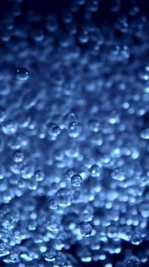 Köpüren Mavi Suyun Süper Yavaş Hareketi. Ekstrem Makro Vuruş, Soyut Doku. High Speed Cinema Camera 'da çekildi, 1000 fps. Dikey Görünüm Oranı.
