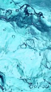 Mavi Su Dalgalarının Süper Yavaş Hareketi. High Speed Cinema Camera 'da çekildi, 1000 fps. Üst Çekim Bileşimi, Dikey Görünüm Oranı.