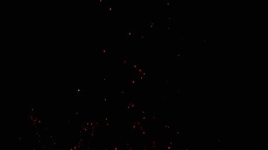 Siyah arka planda izole edilmiş çok yavaş ateş kıvılcımları. Yüksek hızlı kamera, 1000fps.