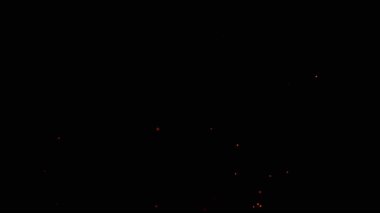 Siyah arka planda izole edilmiş çok yavaş ateş kıvılcımları. Yüksek hızlı kamera, 1000fps.