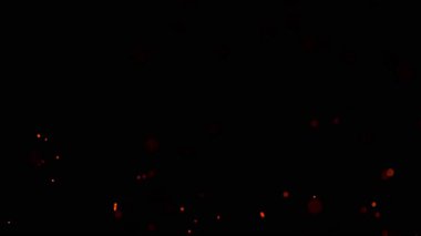 Siyah arka planda izole edilmiş çok yavaş ateş kıvılcımları. Yüksek hızlı kamera, 1000fps.