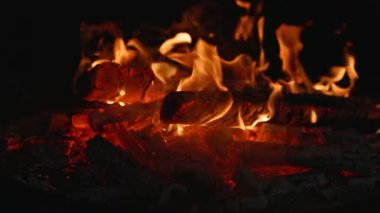 Kara Arkaplan 'da izole edilmiş bir kamp ateşi. Kara Arkaplanda Yanan Ahşap Kütükler.