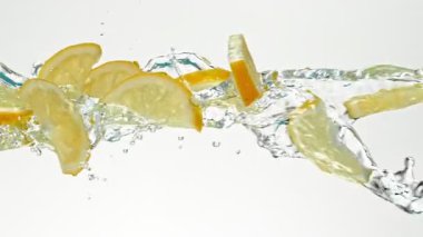 Uçan kireç dilimlerinin Su Sıçratmada Süper Yavaş Hareketi, Beyaz Arkaplan. Yüksek Hız Sinema Kamerası, 1000 fp..