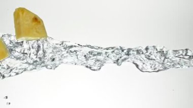 Su Sıçratan Ananas Dilimlerinin Süper Yavaş Hareketi, Beyaz Arkaplan. Yüksek Hız Sinema Kamerası, 1000 fp..