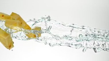 Su Sıçratan Ananas Dilimlerinin Süper Yavaş Hareketi, Beyaz Arkaplan. Yüksek Hız Sinema Kamerası, 1000 fp..