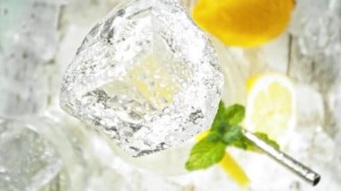 Ev yapımı limonataya Düşen Buz Küpü Süper Yavaş Hareketi. Yüksek Hız Sinema Kamerası, 1000 fps, Hedef İzleme Kamerası.