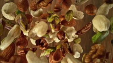 Tahta Kalaslarda Uçan Cevizlerin Süper Yavaş Hareketi. Kamera hedefin izini sürüyor. Yüksek Hız Sinema Kamerası, 1000fps.