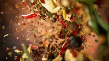 Siyah arka planda dönen baharatların süper yavaş çekimi. Son derece gerçekçi hortum hareketi, stüdyo çekimi. Yüksek hızlı sinema kamerası, 1000 fps.