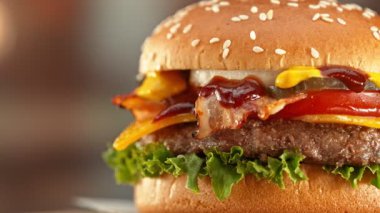 Hareketli Peynirli Lezzetli Hamburger. Güzel Bokeh Mutfağı Geçmişi olan Taze Fast Food. Çizburger Yemeye Hazır.