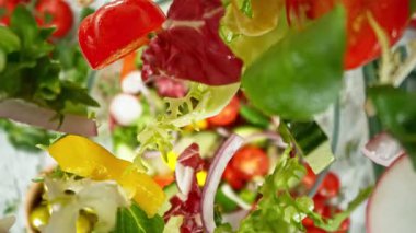 Düşen Salata Parçalarının Süper Yavaş Hareketi. Yüksek Hız Sinema Kamerası, 1000 fp..