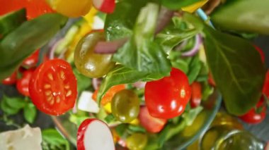 Düşen Salata Parçalarının Süper Yavaş Hareketi. Yüksek Hız Sinema Kamerası, 1000 fp..