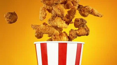 Siyah arka planda dönen baharatların süper yavaş çekimi. Son derece gerçekçi hortum hareketi, stüdyo çekimi. Yüksek hızlı sinema kamerası, 1000 fps.