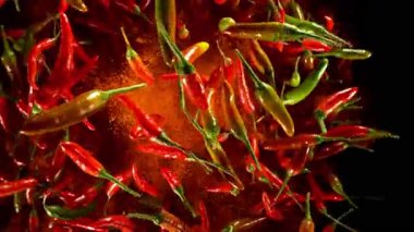 Kuru biberli Süper Yavaş Uçan ve Dönen Biber Hareketi. Kara Arkaplan. Yüksek Hız Sinema Kamerası, 1000 Fps, Yüksek Hız Cine Robotuna Yerleştirilmiş.