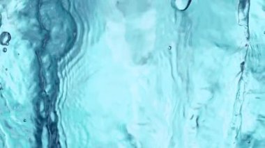 Mavi Su Dalgalarının Süper Yavaş Hareketi. High Speed Cinema Camera 'da çekildi, 1000 fps. Üst Çekim Bileşimi, Mavi Arkaplanda İzole Edildi.