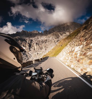 Motosiklet gidonun detayını. Sürücü açısından, gün batımı ışık güzel Alp manzara görüntüleyin. Seyahat ve spor fotoğrafçılığı açık. Hız ve özgürlük kavramı