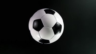 Top patlaması ile düşen futbol topunun süper yavaş hareketi, Top View. Yüksek Hız Sinema Kamerası, 1000fps.