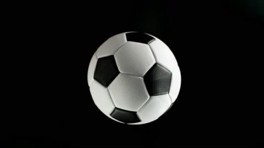 Top patlaması ile düşen futbol topunun süper yavaş hareketi, Top View. Yüksek Hız Sinema Kamerası, 1000fps.