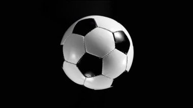 Süper Yavaş Hareketli Futbol Topu Hareketi. Kara Arkaplan 'da izole edilmiş. Üst Manzara. Yüksek Hız Sinema Kamerası, 1000fps.