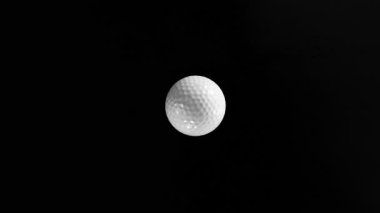 Süper Yavaş Hareketli Golf Topu. Kara Arkaplan 'da izole edilmiş. Üst Manzara. Yüksek Hız Sinema Kamerası, 1000fps.