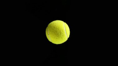 Hareket Eden Tenis Topunun Süper Yavaş Hareketi. Kara Arkaplan 'da izole edilmiş. Üst Manzara. Yüksek Hız Sinema Kamerası, 1000fps.