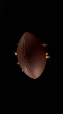 Düşen Amerikan Futbol Topunun Süper Yavaş Hareketi ve Pudra Patlaması, Top View. Yüksek Hız Sinema Kamerası, 1000fps.