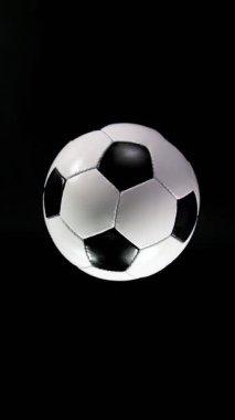 Top patlaması ile düşen futbol topunun süper yavaş hareketi, Top View. Yüksek Hız Sineması Kamerası 'nda çekildi, 1000fps. Dikey Görünüm Oranı.