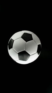 Top patlaması ile düşen futbol topunun süper yavaş hareketi, Top View. Yüksek Hız Sineması Kamerası 'nda çekildi, 1000fps. Dikey Görünüm Oranı.