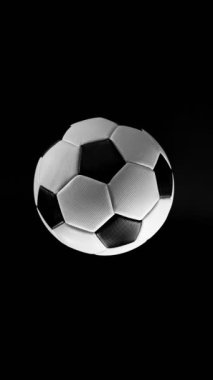 Süper Yavaş Hareketli Futbol Topu Hareketi. Kara Arkaplan 'da izole edilmiş. Üst Manzara. Yüksek Hız Sineması Kamerası 'nda çekildi, 1000fps. Dikey Görünüm Oranı.