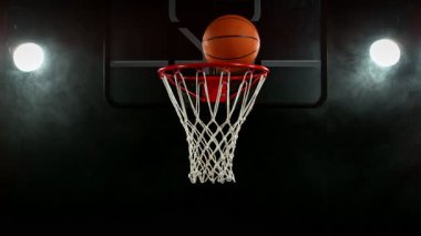 Basketbol topunun sepete vuruşunun süper yavaş çekimi. Yüksek hızlı sinema kamerası, 1000fps.