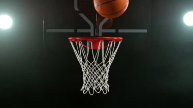 Basketbol topunun sepete vuruşunun süper yavaş çekimi. Yüksek hızlı sinema kamerasıyla çekildi, 1000fps. Kamera hareket halinde.
