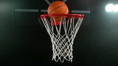 Basketbol topunun sepete vuruşunun süper yavaş çekimi. Yüksek hızlı sinema kamerasıyla çekildi, 1000fps. Kamera hareket halinde.
