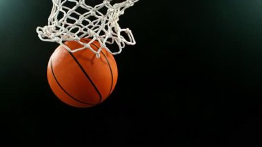Basketbol topunun sepete vuruşunun süper yavaş çekimi. Yüksek hızlı sinema kamerasıyla çekildi, 1000fps. Hız rampası etkisi.