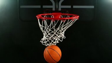 Basketbol topunun sepete vuruşunun süper yavaş çekimi. Yüksek hızlı sinema kamerasıyla çekildi, 1000fps. Hız rampası etkisi.