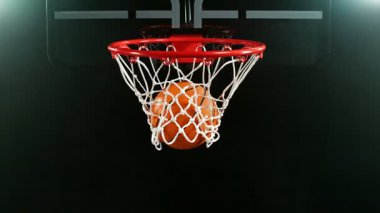 Basketbolcunun Topu Atması ve Basket Vuruşu 'nun Süper Yavaş Hareketi. Yüksek Hız Sineması Kamerası 'nda çekildi, 1000fps. Hız Rampası Efekti.