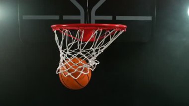 Basketbol topunun sepete vuruşunun süper yavaş çekimi. Yüksek hızlı sinema kamerasıyla çekildi, 1000fps. Kamera hareket halinde. Hız rampası etkisi.
