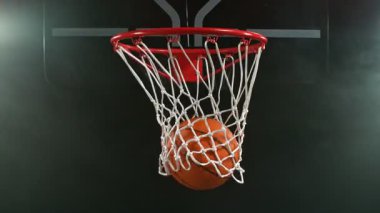 Basketbolcunun Topu Atması ve Basket Vuruşu 'nun Süper Yavaş Hareketi. Yüksek Hız Sineması Kamerası 'nda çekildi, 1000fps. Kamera hareket halinde. Hız Rampası Efekti.