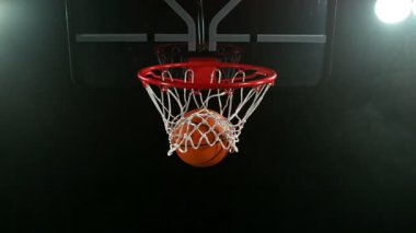 Basketbolcunun Topu Atması ve Basket Vuruşu 'nun Süper Yavaş Hareketi. Yüksek Hız Sineması Kamerası 'nda çekildi, 1000fps. Kamera hareket halinde. Hız Rampası Efekti.