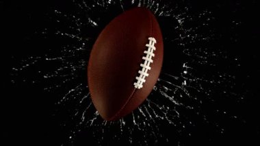 Düşen Amerikan Futbol Topunun Süper Yavaş Hareketi Suya, Su Sıçratma, Top View 'a. Yüksek Hız Sineması Kamerası 'nda çekildi, 1000fps. Hız Rampası Efekti.