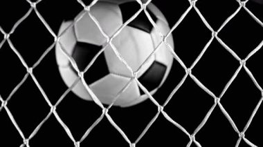 Net 'e Düşen Futbol Topu Süper Yavaş Hareketi. Kara Arkaplan 'da izole edilmiş, Top View' da. Yüksek Hız Sinema Kamerası, 1000fps.