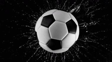 Süper Yavaş Düşen Futbol Topu Suya, Su Sıçratma, Top Manzarası. Yüksek Hız Sineması Kamerası 'nda çekildi, 1000fps. Hız Rampası Efekti.