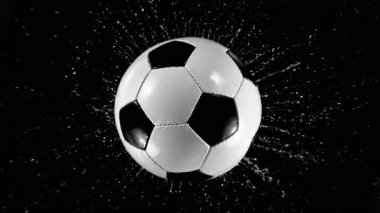 Süper Yavaş Düşen Futbol Topu Suya, Su Sıçratma, Top Manzarası. Yüksek Hız Sineması Kamerası 'nda çekildi, 1000fps. Hız Rampası Efekti.