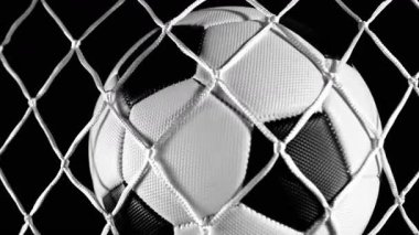 Net 'e Düşen Futbol Topu Süper Yavaş Hareketi. Kara Arkaplan 'da izole edilmiş, Top View' da. Yüksek Hız Sineması Kamerası 'nda çekildi, 1000fps. Rampa Hızı Efekti.