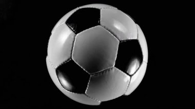 Süper Yavaş Düşen Futbol Topu Suya, Su Sıçratma, Top Manzarası. Yüksek Hız Sinema Kamerası, 1000fps.