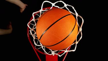 Basketbolcunun Topu Atması ve Basket Vuruşu 'nun Süper Yavaş Hareketi. Yüksek Hız Sineması Kamerası 'nda çekildi, 1000fps. Hız Rampası Efekti.