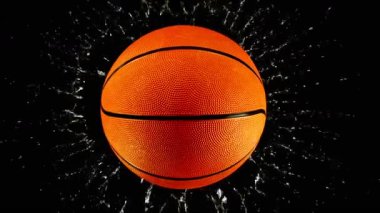 Düşen Basketbol Topu 'nun suya, sıçramaya ve Top View' a Süper Yavaş Hareketi. Yüksek Hız Sineması Kamerası 'nda çekildi, 1000fps. Hız Rampası Efekti.