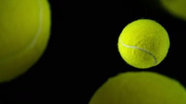 Düşen Tenis Toplarının Süper Yavaş Hareketi. Kara Arkaplan 'da izole edilmiş. Üst Manzara. Yüksek Hız Sinema Kamerası, 1000fps.
