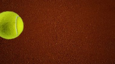 Clay 'in üzerine düşen tenis topunun süper yavaş hareketi. Üst Manzara. Yüksek Hız Sinema Kamerası, 1000fps.