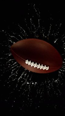 Düşen Amerikan Futbol Topunun Süper Yavaş Hareketi Suya, Su Sıçratma, Top View 'a. Yüksek Hız Sineması Kamerası 'nda çekildi, 1000fps. Dikey Görünüm Oranı.