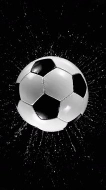 Süper Yavaş Düşen Futbol Topu Suya, Su Sıçratma, Top Manzarası. Yüksek Hız Sineması Kamerası 'nda çekildi, 1000fps. Hız Rampası Etkisi. Dikey Görünüm Oranı.