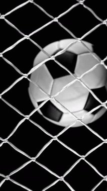 Net 'e Düşen Futbol Topu Süper Yavaş Hareketi. Kara Arkaplan 'da izole edilmiş, Top View' da. Yüksek Hız Sineması Kamerası 'nda çekildi, 1000fps. Dikey Görünüm Oranı.